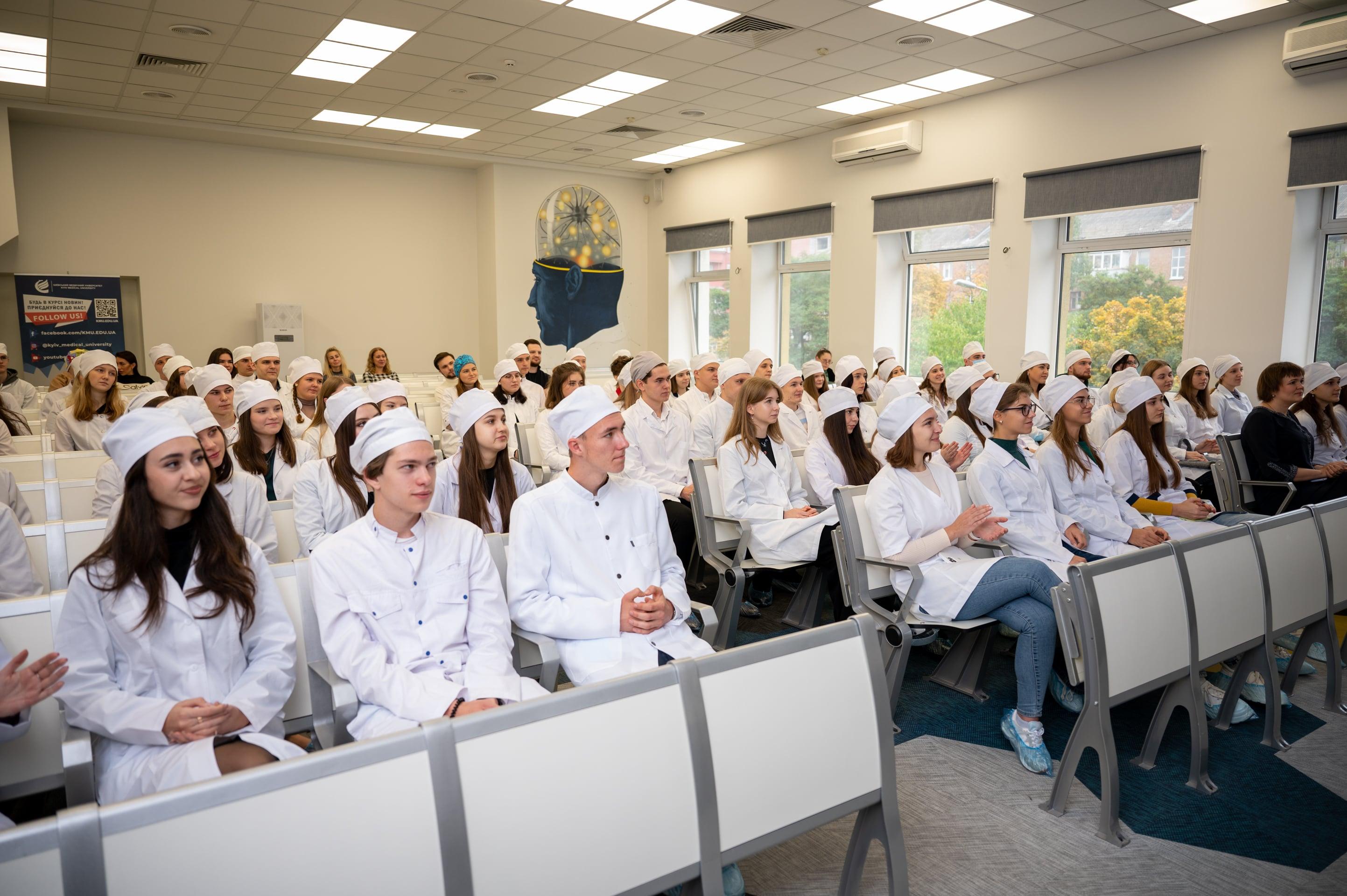 Широкий спектр вторинних спеціалізацій, ТУ, безкоштовні семінари, тренінги та майстер-класи від провідних фахівців, аспірантура, докторантура